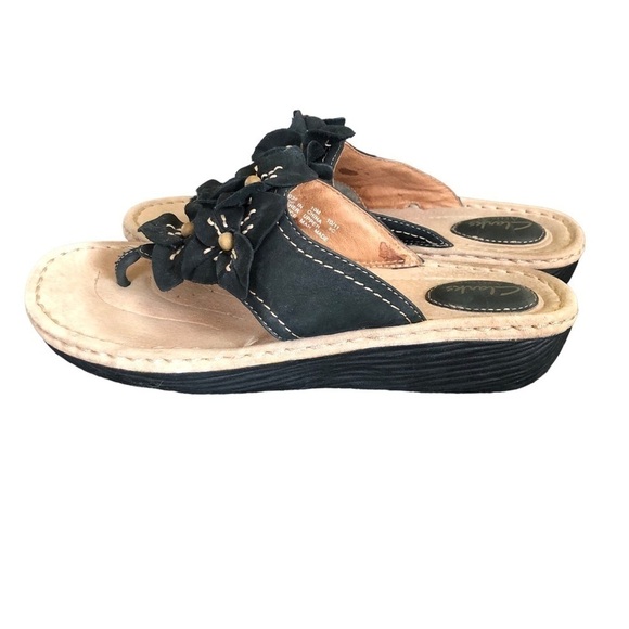 Clarks Artisan Leather Flower Petal Thong Sandal Sz. 10M Black Wedge Low Heel - Picture 2 of 7